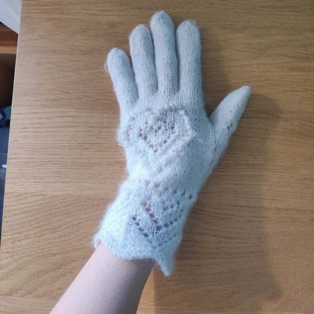 Elegant White Knit Glove
